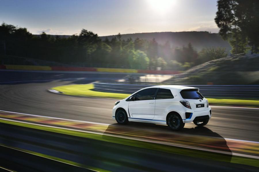  Toyota Yaris Hybrid-R Concept 2013 года  (фото 38 из 42)